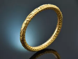 RELIEFIERTER ARMREIF AUS GELB GOLD 750 GEARBEITET IN ÖSTERREICH UM 1910 - Bild 1 von 7