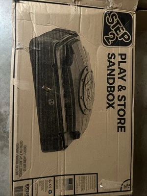 Caja de arena Step2 Play and Store para niños pequeños con tapa, beige (caja abierta) Foto 1 de 4