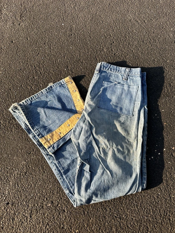 Pantalones de mezclilla azules acampanados con parte inferior King Bell de ajedrez vintage de los años 70 con ribete de estrella amarilla Foto 1 de 4