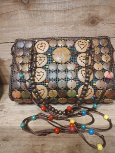 Perlen- und Kokosnussstücke aus Holz hergestellt in St. Lucia Purce - Bild 1 von 8