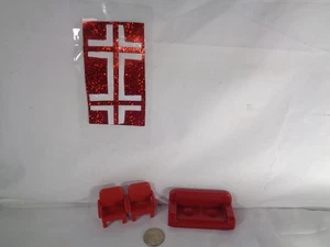 Sofá y asiento de silla de muebles miniatura de plástico rojo para casa de muñecas - Imagen 1 de 6