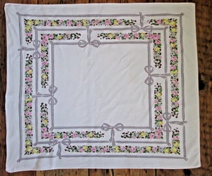 Vintage kleine weiße Tischdecke quadratisch 29"x34" grau Schleifen Blumenmuster rosa Baumwolle - Bild 1 von 7