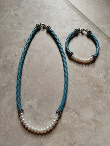 Schöner türkisfarbener geflochtener Lederschmuck mit silbernen Akzenten und Perlen - Bild 1 von 4