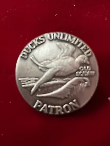 Spilla cerniera peltro Ducks Unlimited OLD SQUAW Patron Larry Toschik 1990 1" - Foto 1 di 3