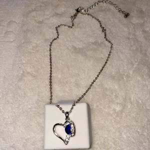 Avon Vintage 2005 Looping Open Heart Halskette mit Farbakzenten - September - Bild 1 von 3