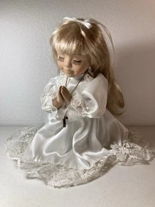"Muñeca de porcelana vintage rubia de rodillas/oración de 10"" - vestido blanco, soporte" - Imagen 1 de 11