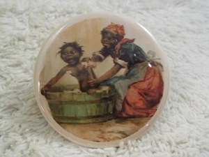 Americana Boy Getting Bath ~ Pin trasero con botones (C34) - Imagen 1 de 2