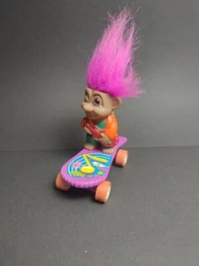 Troll auf Skateboard | pinke Haare | ca. 10cm | Rocker | mit Gitarre | - Bild 1 von 6