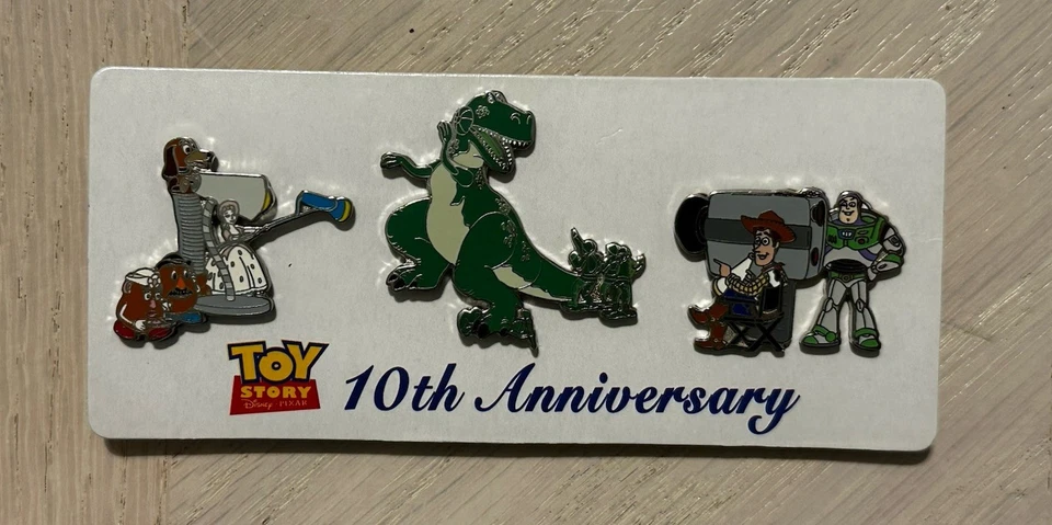 Conjunto de 3 pinos Disney Pixar Toy Story 10º aniversário LE 250 Rex Woody Buzz - Imagem 1 de 4