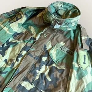 Ejército de Estados Unidos M65 Bosque Camuflaje Chaqueta de Campo Abrigo Clima Frío Pequeño-Largo USADO con Parche - Imagen 1 de 5