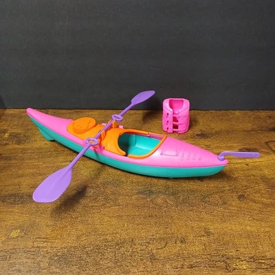 Barbie "Let's Go Kayak" - Kayak con Paleta y Chaleco Salvavidas, Verde/Rosa/Naranja  Foto 1 de 4