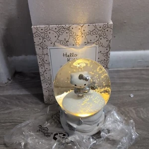 Figura de patinaje sobre hielo Pottery Barn Teen Hello Kitty globo de nieve - se ilumina - Imagen 1 de 11