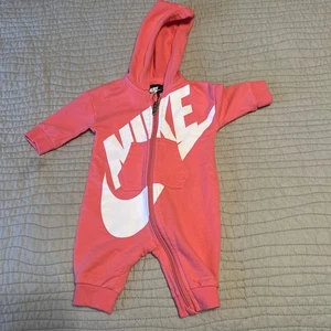 Nike Baby Mädchen Hoodie Overall Rosa 3 Monate. Frontreißverschluss und Logo - Bild 1 von 5