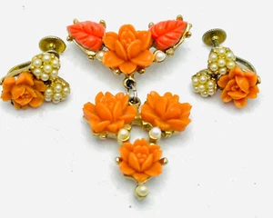 LOTE VINTAGE ~ ROSAS CORAL CELULOIDE MOLDEADAS ~ BROCHE ALFILER Y PENDIENTES SIN FIRMAR - Imagen 1 de 10
