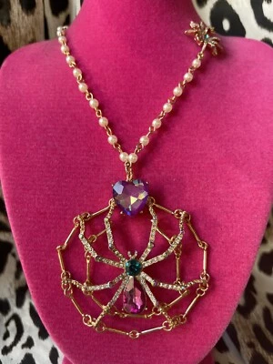 Collar Betsey Johnson Flor de Lirio Telaraña Telaraña Cristal Corazón Perla Foto 1 de 4