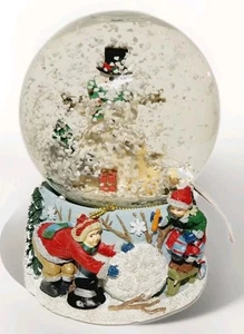 MUSIKALISCHE SCHNEEKUGEL MIT SCHNEEMANN & SPIELENDER FAMILIE "WE WISH YOU A MERRY CHRISTMAS" ~ - Bild 1 von 5