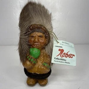 Naber "Kio" ~6 Zoll Vintage Alaskan Inuit Figur mit Naturfell und Original Etikett, - Bild 1 von 7