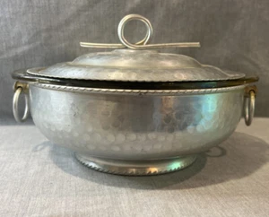 Piatto da portata vintage in alluminio martellato con inserto Pyrex - Foto 1 di 20