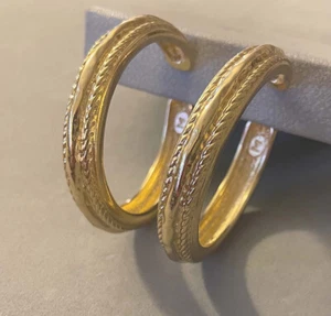 Pendientes de clip vintage YVES SAINT LAURENT YSL aro grande tono dorado usados en excelente estado leer - Imagen 1 de 14