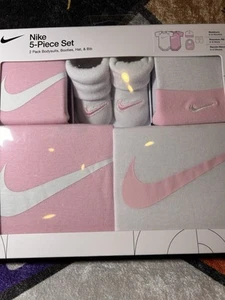 Nike Conjunto de 5 Piezas Recién Nacido Talla 0-6 Meses Paquete de 2 Body, Botines, Sombrero y Babero - Imagen 1 de 9