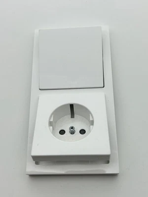 Busch-Jaeger 1722-184K Future Linear 2-fach Rahmen Wippe Abd. Steckd. Studioweiß - Bild 1 von 2