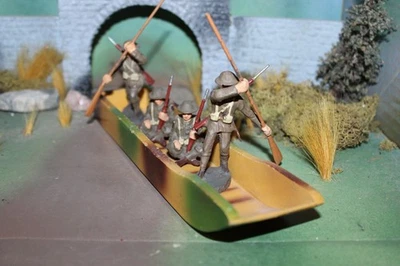 SOLDADOS DE JUGUETE DE COMPOSICIÓN ELASTOLINA SÚPER RAROS EN UN BOTE PONTÓN DE MADERA-1940 Foto 1 de 4