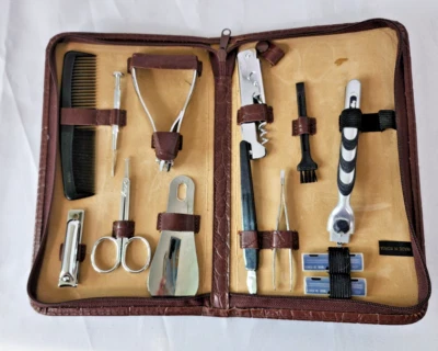 De colección. Juego de manicura de viaje estuche de cuero sintético con cremallera 9" x 5" Foto 1 de 4