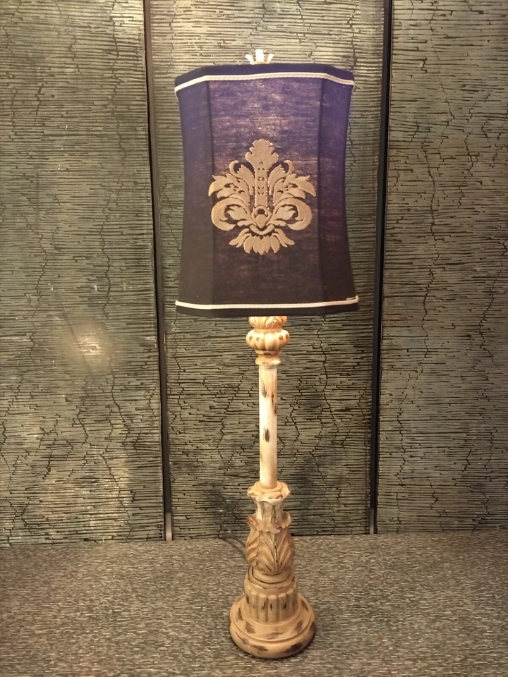 Lámpara de mesa alta de madera maciza de 30" pintada a mano imitación Ritzy y pantalla negra bordada Foto 1 de 4