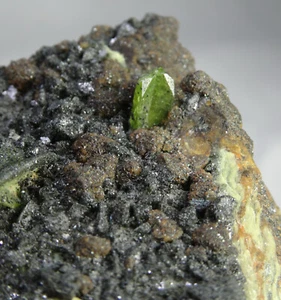 525 CARATS NATURAL TITANITE SPHENE WITH HEMATITE, CHLORINE PAKISTAN, (Sph-9), - Picture 1 of 7