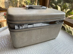 VTG 60s Samsonite Silhouette Train Case Cream Silver Cosmetics Tray MCM Has KEYS - Picture 1 of 18