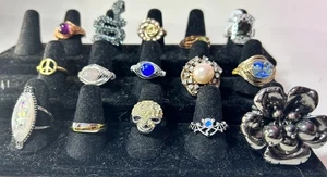 Lotto 15 anelli moda donna taglie miste, materiali e stili bigiotteria costume - Foto 1 di 20