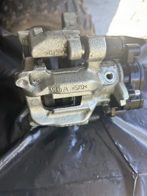 Оригинальный суппорт заднего левого тормоза Buick Envision 2018-2020 годов выпуска - Изображение 1 из 4