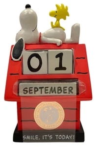 Nuevo calendario de escritorio perpetuo Hallmark Peanuts Snoopy Woodstock casa para perros - Imagen 1 de 4