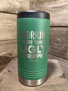 Piper Lou "Working Harder Than..." 20 Oz Slim Dosenkühler - Bild 1 von 3