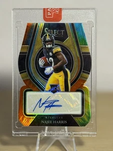 2021 Panini Select Najee Harris Rookie Auto Tie-Dye Prizm RC/15 #RS-NHA Die Cut - Foto 1 di 2