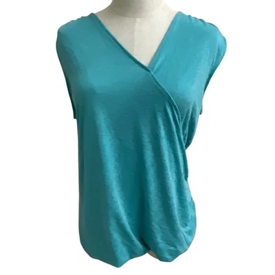 Top sin mangas Athleta para mujer mediano azul verdoso sobrepelliz torcido delantero Foto 1 de 4