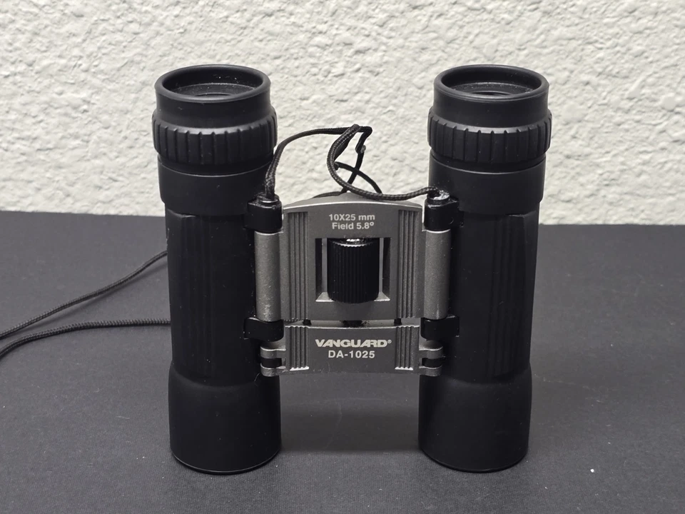 Vanguard DA-1025 Binoculars W Case Compact 10x25 mm Field View 303 Ft/1000 Yds - Image 1 of 4