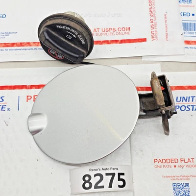 08 09 10 11 Ford Focus Sedán Lleno de combustible Tapa de gas Tapa de puerta Tapa de tanque PLATEADO Foto 1 de 3