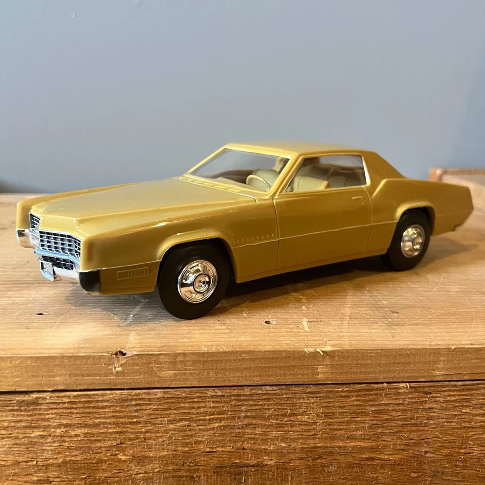 Coche modelo vintage amarillo Aurora Processed Plastic Co. Eldorado EE. UU. Foto 1 de 4