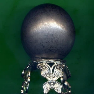 65 mm Schungit Kristall Kugel + Ständer Strahlenschutz Kugel Reiki/Heilung (20 V - Bild 1 von 7