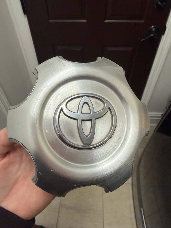 Toyota FJ Cruiser 2014-2024 Toyota 4Runner tapacubos tapa central 4260B-35080 Foto 1 de 4