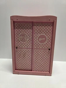 Lotto baule guardaroba vintage bambola Ginny Vogue etichettato abiti accessori scarpe - Foto 1 di 24