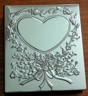 Álbum de fotos BODA CORAZÓN * Tiene capacidad para 100 fotos de 4"x6" * Frente de metal * Parte posterior de terciopelo Foto 1 de 4