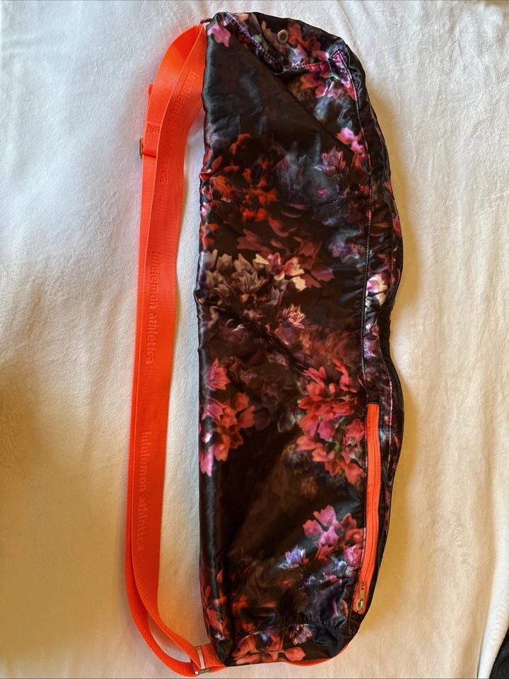 Bolso Estera de Yoga Lululemon Negro Correa Ajustable - ¡LINDO! ¡LINDO! ¡LINDO! Foto 1 de 4