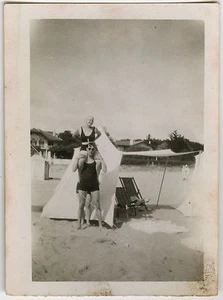 ALTES FOTO - VINTAGE SNAPSHOT - STRAND PAAR CAMPING LUSTIGES ZELT - BEACH  - Bild 1 von 1