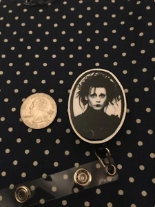 Edward mit den Scherenhänden einziehbarer Abzeichenrollenhalter - Bild 1 von 2