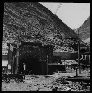 ZAUBERHAFTE LATERNENRUTSCHE GOTTHARD TUNNEL EINGANG UM 1920 FOTO SCHWEIZ EISENBAHN - Bild 1 von 2