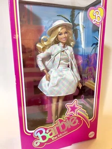 Barbie The Movie Sammlerpuppe Margot Robbie ist Barbie in kariertem Passendeset. - Bild 1 von 6