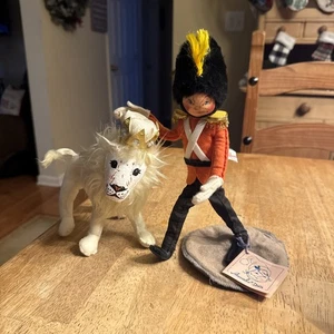 2013 Annalee 6" Elegante Leone con Corona e Soldatino 7560 Bambola Vintage - Foto 1 di 9