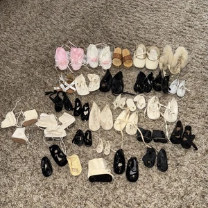 LOTE VINTAGE de 20+ PARES Zapatos Muñeca Varios Tamaños Formas y Colores Algunos Individuales - Imagen 1 de 21